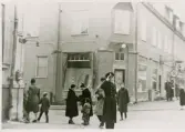 Poliskonstapel Erik Tegheim i korsningen Storgatan/Klostergatan, 1950.