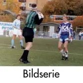 Serie om tre fotografier som visar fotbollslaget Jitex BK spela match mot Malmö FF på Kvarnbyvallen i Mölndal, år 1990. Slutresultatet är okänt.
