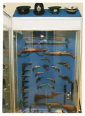 Polismuseet, Växjö,1992. Interiör med monter innehållande diverse olika stick och skjutvapen. Ovanpå montern syns några olika utländska polismössor.