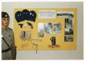 Polismuseet, Växjö,1992. Interiör med docka klädd i polisuniform (overall med båtmössa) och en tavla med information om ett rån som inträffade i Växjö i början av 1990-talet.