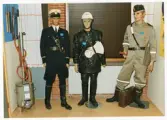Polismuseet, Växjö,1992. Interiör med dockor, klädda i olika polisuniformer och i hörnet en hembränningsapparat.