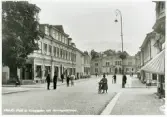 Växjö. Parti av Kungsgatan och järnvägsstationen, ca 1935.
Till vänster syns två poliskonstaplar.