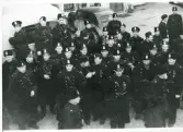 Rinkaby utanför Kristianstad. Fångläger för balter m.fl., januari 1946.
Den polisiära vaktstyrkan, bestående av poliser från flera distrikt runt om i södra Sverige, har samlats i anslutning till lägret.
