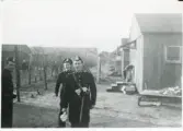 Rinkaby utanför Kristianstad. Fångläger för balter m.fl., januari 1946.
Några poliser på patrull. Poliskonstapel Lennart Baugert, Växjö, till höger.