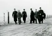 Rinkaby utanför Kristianstad. Fångläger för balter m.fl., januari 1946.
Man har tagit med några av fångarna på promenad (?) i det frostiga vädret.