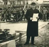Grundstenen för Gävle Museum lägges 26 oktober 1938. Byggnadsnämndens ordförande borgmästare Nils Berlin håller tal.