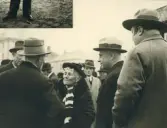 Människor i samspråk när grundstenen för Gävle Museum lägges 26 oktober 1938. Byggnadsnämndens ordförande borgmästare Nils Berlin är andra från höger i bild mfl.