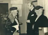 Bild tagen vid invigningen av Gävle Museum den 29 september 1940. Antonie Rettigs syster friherrinnan Sophie Louise von Plessen i samspråk med museiindenten och museets förste chef fil.dr Philibert Humbla. Till höger i bild friherrinnnan Aurore Oxenstierna-Klintberg.