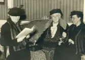 Bild tagen vid invigningen av Gävle Museum den 29 september 1940. I samspråk sittande i en soffa, Antonie Rettigs syster friherrinnan Sophie Louise von Plessen i mitten och Anna von Rettig till höger i bild.