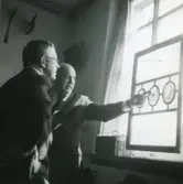 Intendent Philibert Humbla visar glasmålning för kung Gustav VI Adolf på Gävle Museum 1946.