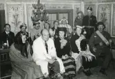 Personalfest vid Gävle museum 1941. Andra från vänster intendent Philibert Humbla, Greta Berggren, och bakom henne konstnär Manne Östlund med hustru Brita till vänster. Bakom Philibert Humbla, hans hustru Dagmar Humbla och vid hennes sida Hans Beskow.