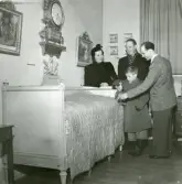 Rustmästaren Gösta Eriksson visar museet för intresserade besökare, 1952.