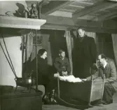 Rustmästaren Gösta Eriksson visar museet för intresserade besökare, 1952.