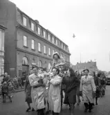 Andra dagens studenter, 1944.
En kvinnlig student bärs iväg längs Storgatan, från Stortorget. Till vänster syns dåv. Skånska bankens hus och i bakgrunden skymtar dåv. Riksbankens hus.