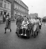 Andra dagens studenter, 1944.
En kvinnlig student körs iväg längs Storgatan, från Stortorget. Till vänster syns dåv. Skånska bankens hus och i bakgrunden skymtar dåv. Riksbankens hus.