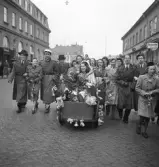 Andra dagens studenter, 1944.
En kvinnlig student körs iväg längs Storgatan, från Stortorget. Till vänster syns dåv. Skånska bankens hus och till höger syns dåv. P.N. Perssons fastighet.