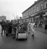 Andra dagens studenter, 1944.
En student körs iväg i en kärra längs Storgatan, från Stortorget. Till höger syns dåv. P.N. Perssons fastighet med  bl.a. Wigéns och skoaffären Oscaria.