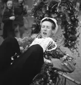 Andra dagens studenter, 1944.
En student körs iväg i en kärra längs Storgatan. Närbild.