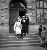 Tredje dagens studenter, 1944.
Glada studenter på väg ut från dåv. Växjö Högre Allmänna Läroverk.