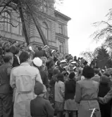 Tredje dagens studenter, 1944.
Studenter och anhöriga m.fl., har samlats på trappan till dåv. Växjö Högre Allmänna Läroverk.