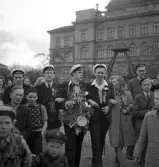 Tredje dagens studenter, 1944.
Några studenter på skolgården till dåv. Växjö Högre Allmänna Läroverk,
