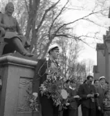 Tredje dagens studenter, 1944.
En student vid foten av Esaias Tegnérs staty, utanför domkyrkan.