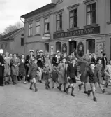 Tredje dagens studenter, 1944.
Studenter m.fl. på väg uppför Storgatan, mot Stortorget.