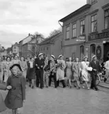 Tredje dagens studenter, 1944.
Studenter m.fl. på väg uppför Storgatan, mot Stortorget. I bakgrunden skymtar Strykjärnet och Smålandspostens hus.