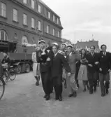 Tredje dagens studenter, 1944.
En student bärs iväg längs Storgatan sina kamrater. Till vänster syns dåv. Skånska Bankens hus.