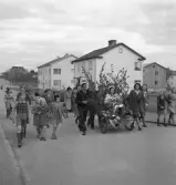Tredje dagens studenter, 1944.
En student körs iväg längs en gata i Växjö av sina kamrater. I bakgrunden
syns en del flerfamiljshus.

Angående avgångsklassen 1944 - se 