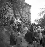 Studentfinal, 1944. 
Studenter m.fl. på trappan till dåv. Växjö Högre Allmänna Läroverk. 

Angående avgångsklassen 1944 - se 