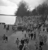 Studentfinal, 1944. 
Studenter med anhöriga m.fl., på väg från Växjö Högre Allmänna
Läroverk mot Linnéparken. 

Angående avgångsklassen 1944 - se 