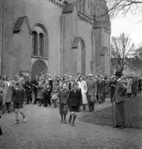 Studentfinal, 1944. 
Studenter och anhöriga m.fl., på väg till Esaias Tegnérs staty,
utanför domkyrkan. I bakgrunden skymtar hus längs Linnégatan.

Angående avgångsklassen 1944 - se 