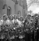 Studentfinal, 1944. 
En grupp studenter sjunger (?) vid Esaias Tegnérs staty.
I bakgrunden syns en del av domkyrkan. 

Angående avgångsklassen 1944 - se 