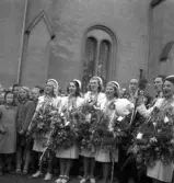 Studentfinal, 1944. 
En  grupp studenter sjunger (?) vid Esaias Tegnérs staty.
I bakgrunden syns en del av domkyrkan. 

Angående avgångsklassen 1944 - se 