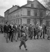 Studentfinal, 1944. 
En grupp studenter m.fl. är på väg uppför Storgatan mot Stortorget, i
korsningen mot Linnégatan.
I bakgrunden syns Smålandspostens hus, m.m.

Angående avgångsklassen 1944 - se 