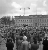 Studentfinal, 1944. 
En student hissas på Stortorget. I bakgrunden syns Stadshotellet.

Angående avgångsklassen 1944 - se 