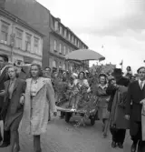 Studentfinal, 1944. 
En kvinnlig student körs iväg längs Storgatan av sina kamrater. I 
bakgrunden syns dåv. Skånska Bankens hus m.m.

Angående avgångsklassen 1944 - se 