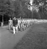 Gymnastiken 1944.
Inmarsch av manliga gymnaster på Värendsvallen.