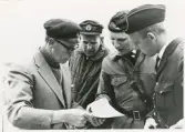 Vid Helgasjön, Evedal, 1962.
Fr.v.: Åke Rudolfsson (tandtekniker), Sven-Åke Andersson (kommunalråd), Roland Blohm och Lennart Karlsson diskuterar.