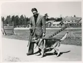 Polishundsutbildning, Växjö, cirka 1962.
Erik Lindqvist, Växjö, med Ray.