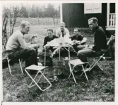 Polishundsutbildning, Växjö, cirka 1962.
Kaffepaus vid brukshundklubbens stuga i Storkeboda, Bergunda. Fr.v.: Ingvar Magnusson, Lars Falk, Erik Lindqvist, Sven G Svensson, Roland Nilsson, Sven Hansson och Ulf Banemark.