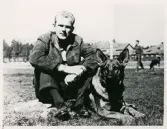 Polishundsutbildning, Växjö, cirka 1962.
Ingvar Magnusson, Växjö, med Ulk.