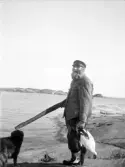 Jägare med hund och gevär