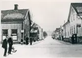 Korsningen Storgatan/Bäckgatan, ca 1900.
Till vänster syns en poliskonstapel i vinteruniform, vid ingången till vad som senare kom att kallas 