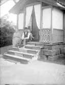 Familj på förstukvist, Österbybruk, Uppland