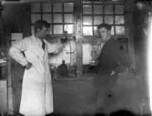 Ingenjör Erik Rosendahl och Knut Forslund i laboratoriet, Österbybruk, Uppland