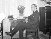 Gunnar Ström vid sitt skrivbord på Gimogatan, Österbybruk, Uppland