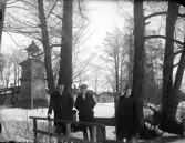 Tre män vid klockstapeln, Gimogatan-Långgatan i Österbybruk