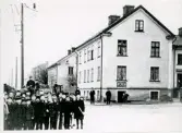 Hörnet Nygatan/Bäckgatan, ca 1910.
En bryggarkärra rundar just hörnet vid 